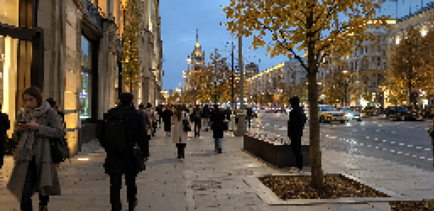 Люди идут по вечерней улице Москвы