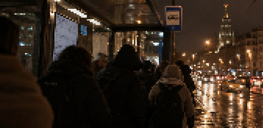 Люди на остановке в ночном городе