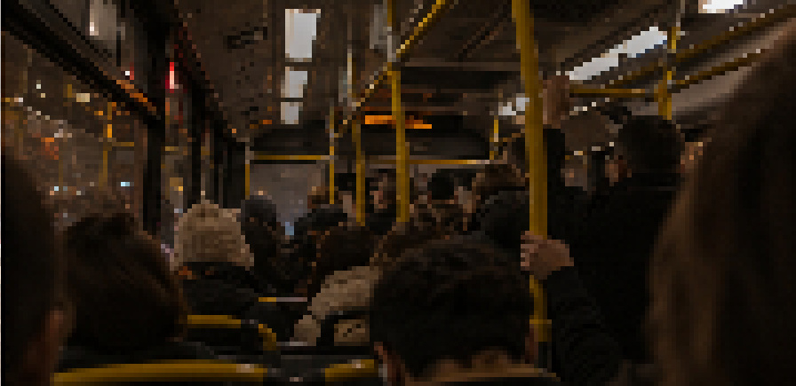 Салон автобуса с пассажирами